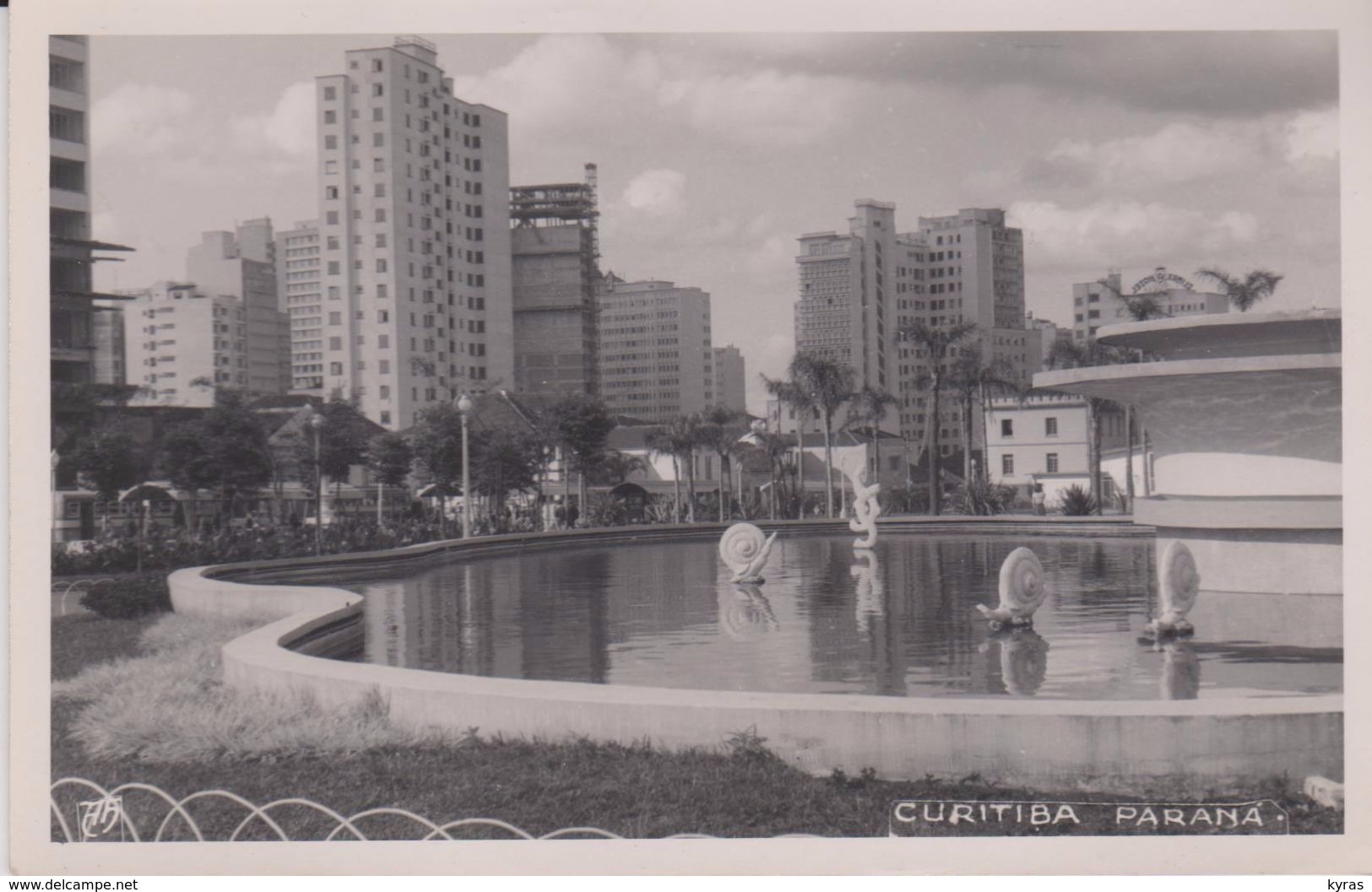 CPSM 9X14 . BRESIL . CURITIBA . Parana  (Buildings Et Fontaine Aux Escargots ) - Curitiba