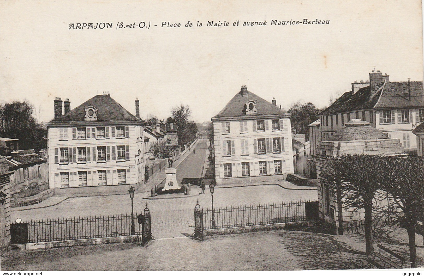 ARPAJON - Place De La Mairie Et  Avenue Maurice Berteaux - Arpajon