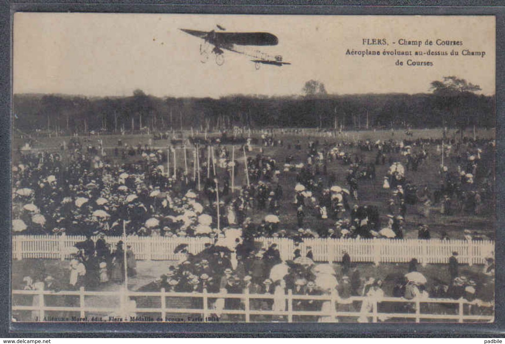 Carte Postale 61. Flers  Aéroplane évoluant Au Dessus Du Champ De Courses  Trés Beau Plan - Flers