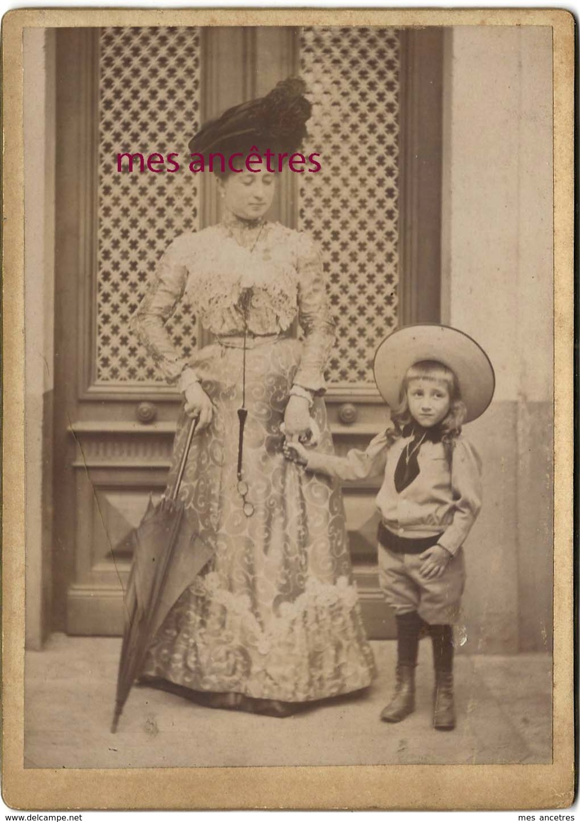 Jolie Photo Cartonnée 12,8 X 17,8cm- Mode -dame Très élégante Et Enfant En Costume Du Dimanche-Mme CHAIGNEAU Mentionnée - Alte (vor 1900)