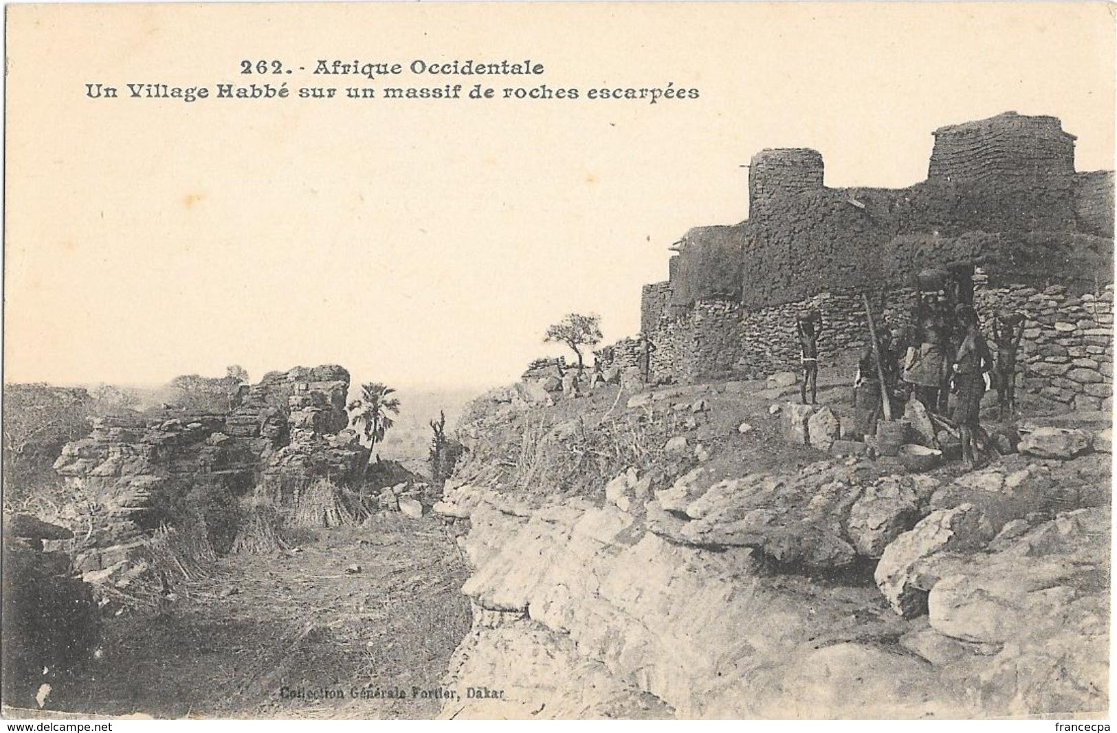 004 - SOUDAN - Un Village Habbé Sur Un Massif De Roches Escarpées - Soudan