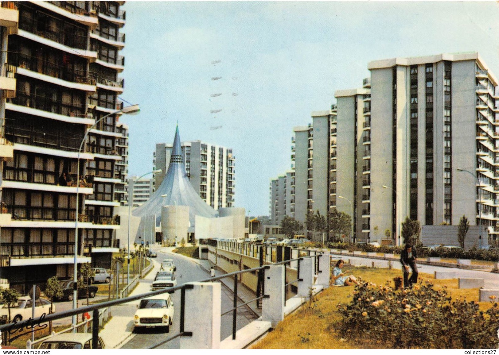 91-GRIGNY- L'AVENUE DES SABLONS ET L'EGLISE NOTRE DAME DE TOUTE JOIE - Grigny