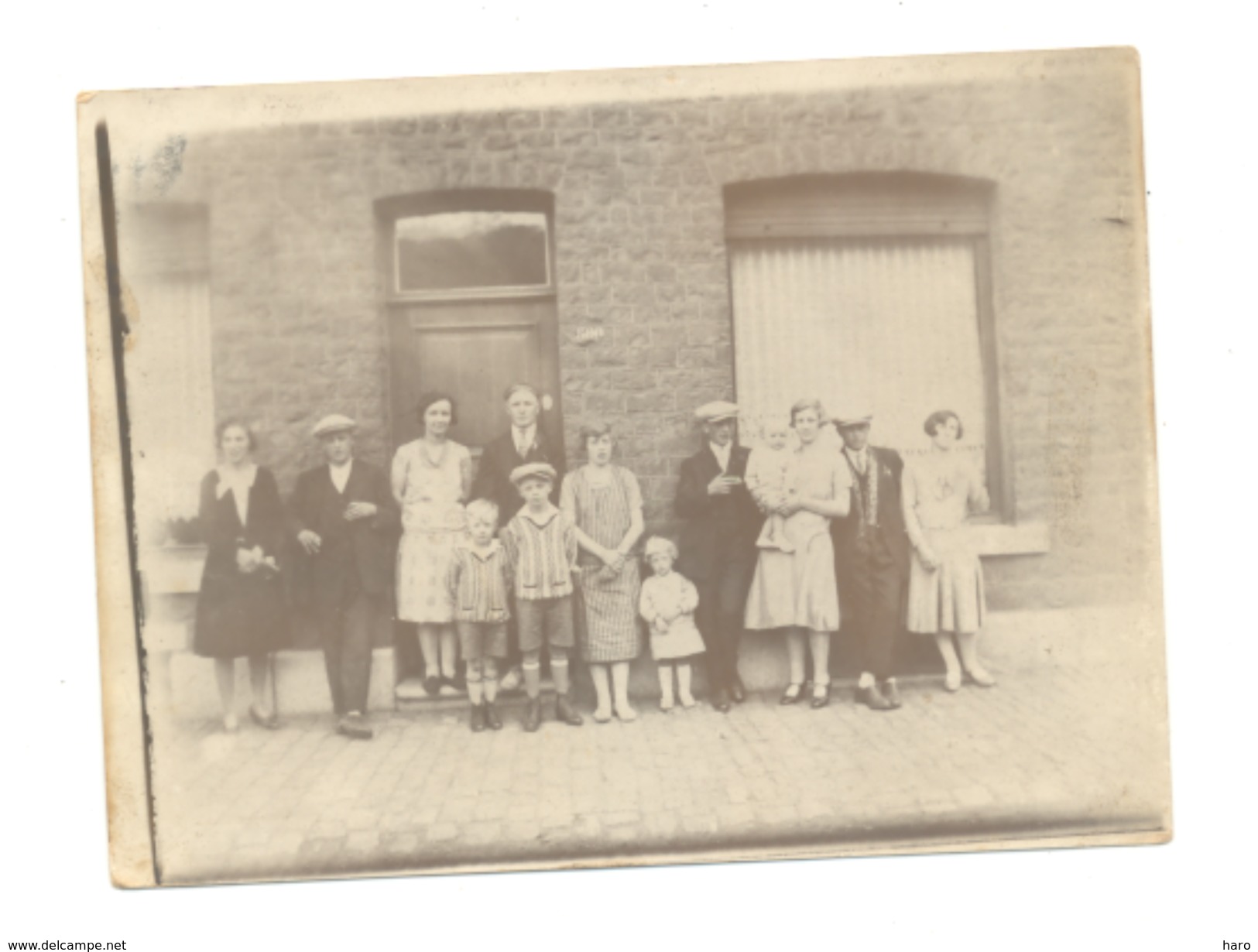 Photo ( 9 X 12 Cm) Famille Devant Une Maison - A SITUER (cha) - Lieux