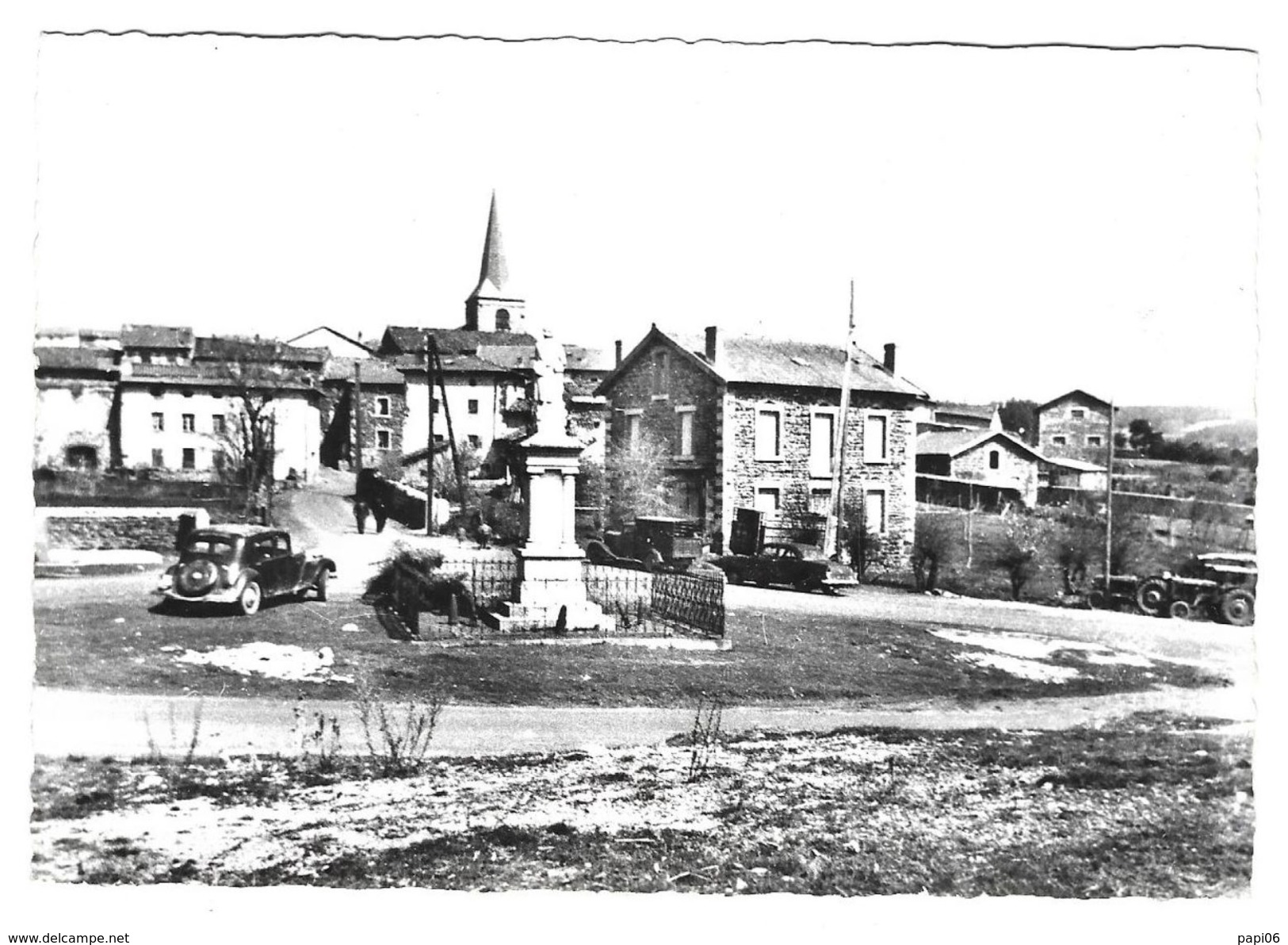 43 Bourg De CEAUX D'ALLEGRE. Monument Aux Morts. Voiture :Traction Avant, Autres Véhicules Sur La Droite - Autres & Non Classés