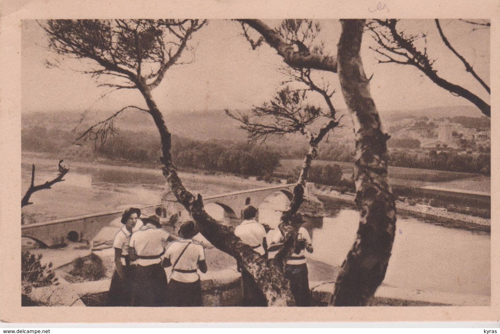 SCOUTISME Les Eclaireuses En Excursion : Le Pont D'Avignon (84) - Scoutisme