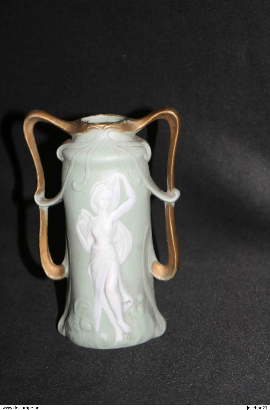 Ancien Petit Vase En Wedgwood Vert Décor Danseuse Antique Art Nouveau - Wedgwood