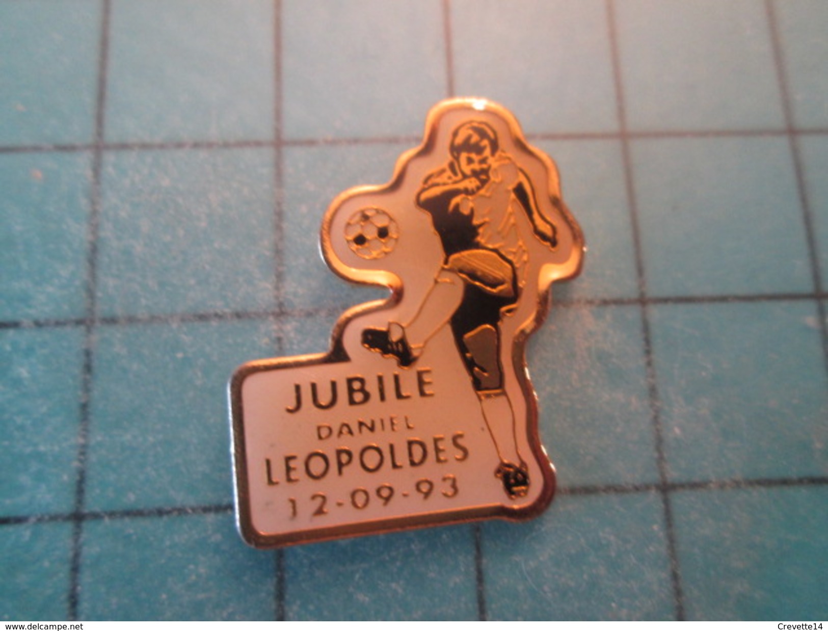 Pin1215a Pin's Pins : Rare Et Belle Qualité SPORTS / FOOTBALL JUBILE DANIEL LEOPOLDES 12 09 1993 - Football