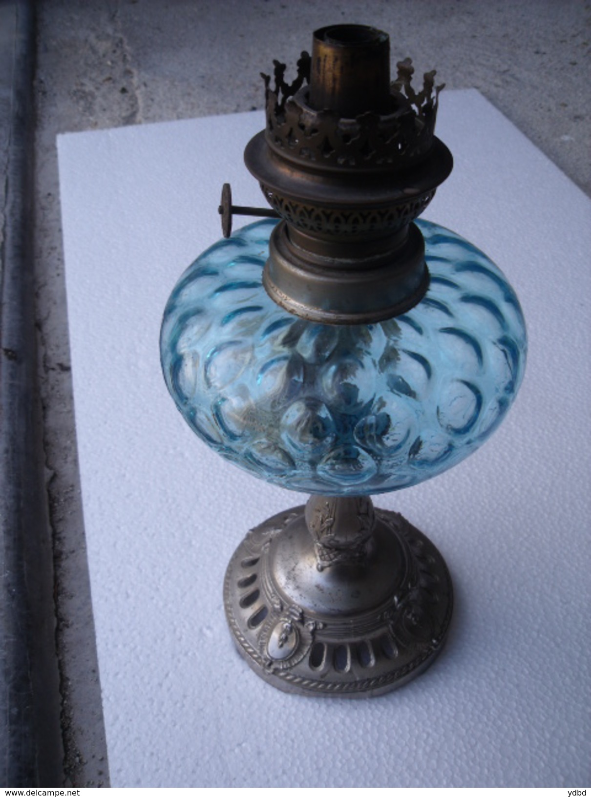 UNE ANCIENNE LAMPE A PETROLE BLEUE - Luminaires & Lustres