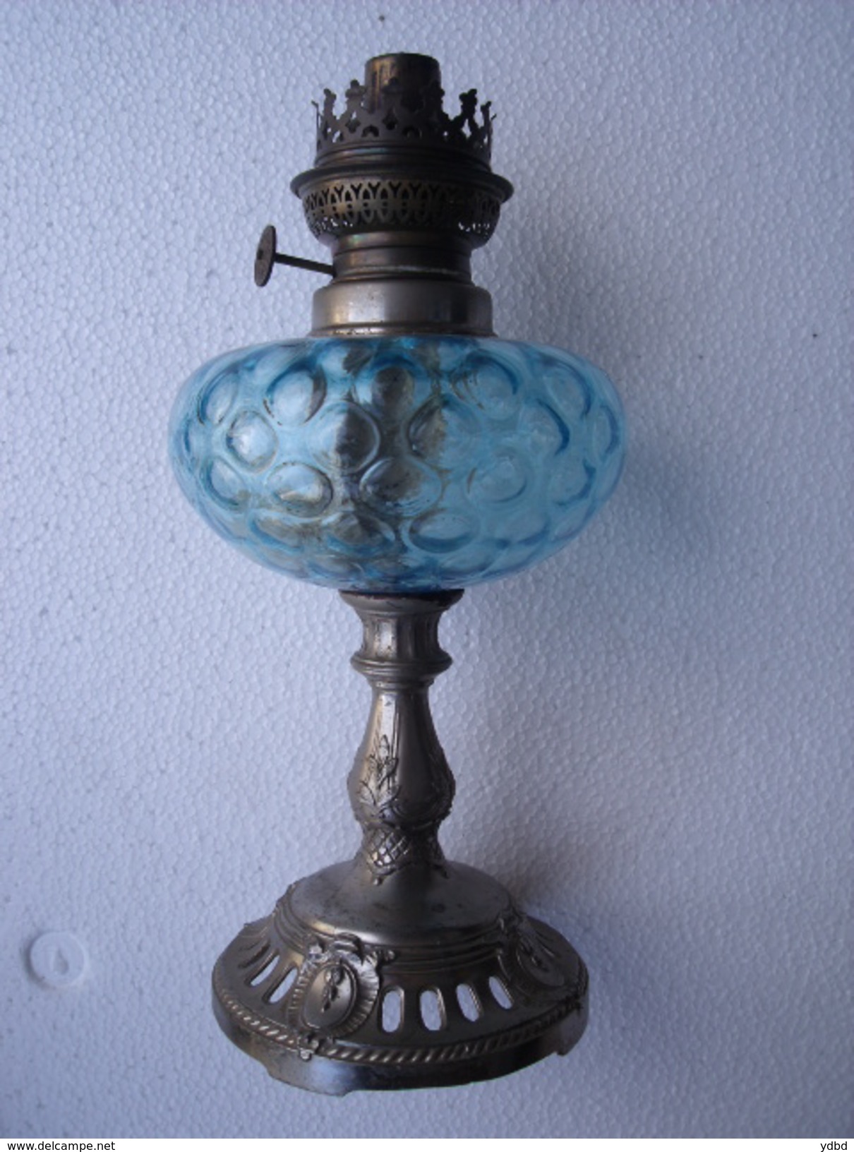 UNE ANCIENNE LAMPE A PETROLE BLEUE - Luminaires & Lustres