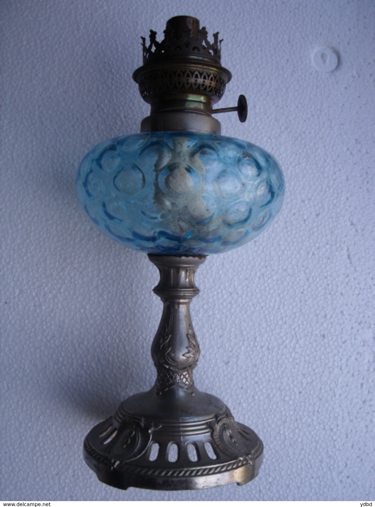 UNE ANCIENNE LAMPE A PETROLE BLEUE - Luminaires & Lustres