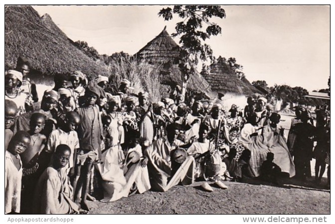 Guinee Tam Tam Au Village Group Of Villagers In Native Dress 1957 Photo - Guinea