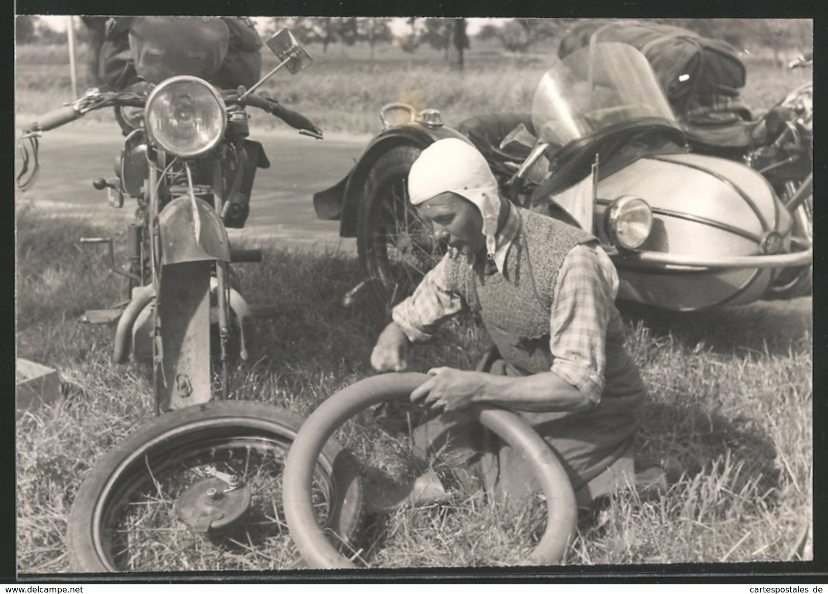 Fotografie Motorrad NSU-601 TS, Fahrer Flickt Schlauch Nach Reifenpanne - Automobiles