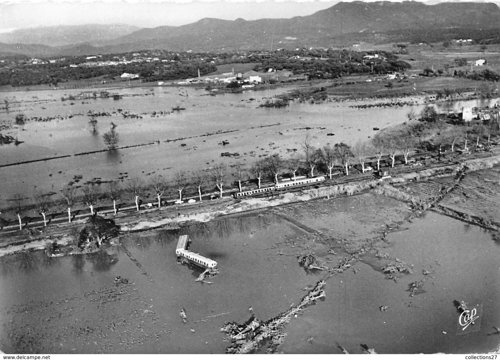 83-FREJUS- DANS LA PLAINE APRES LA RUPTURE DU BARRAGE DE MALPASSET - Frejus