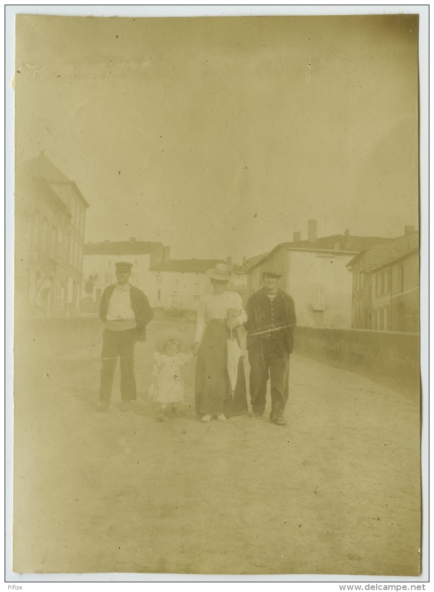 2 Photos Passées De Marville (Meuse). Eglise + Groupe. Vers 1900. - Orte