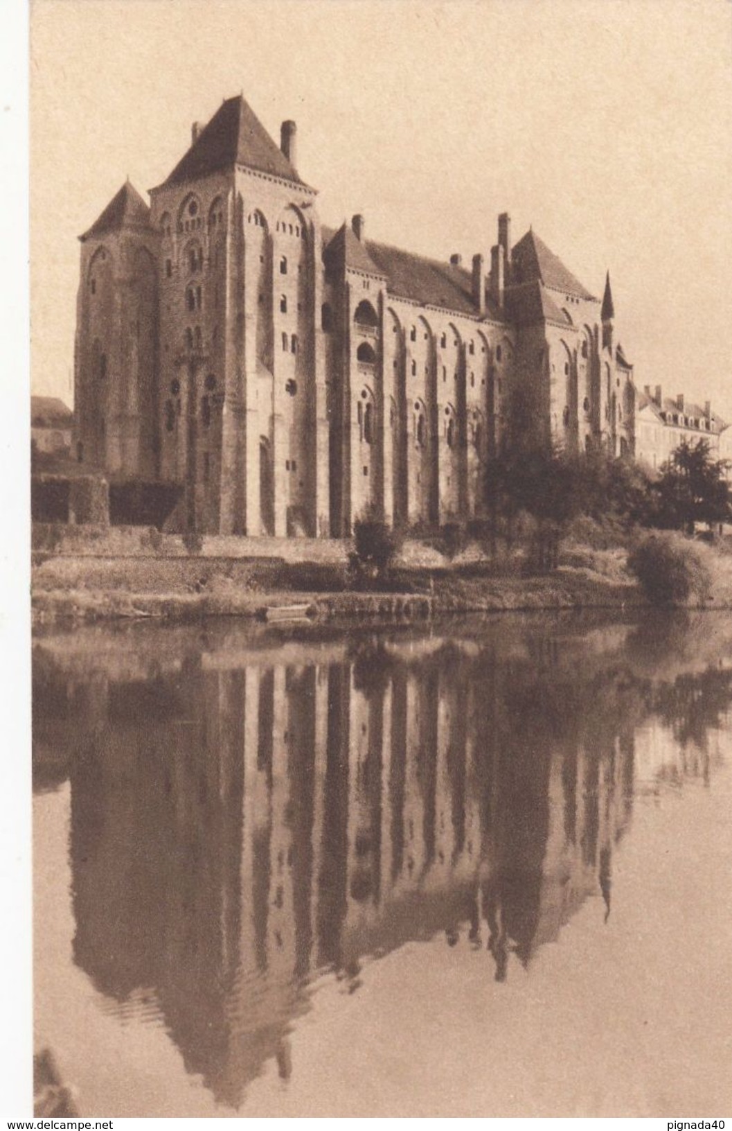 Cp , 72 , SOLESMES , L'Abbaye Saint-Pierre De Solesmes , Vue Du Nord-Est - Solesmes