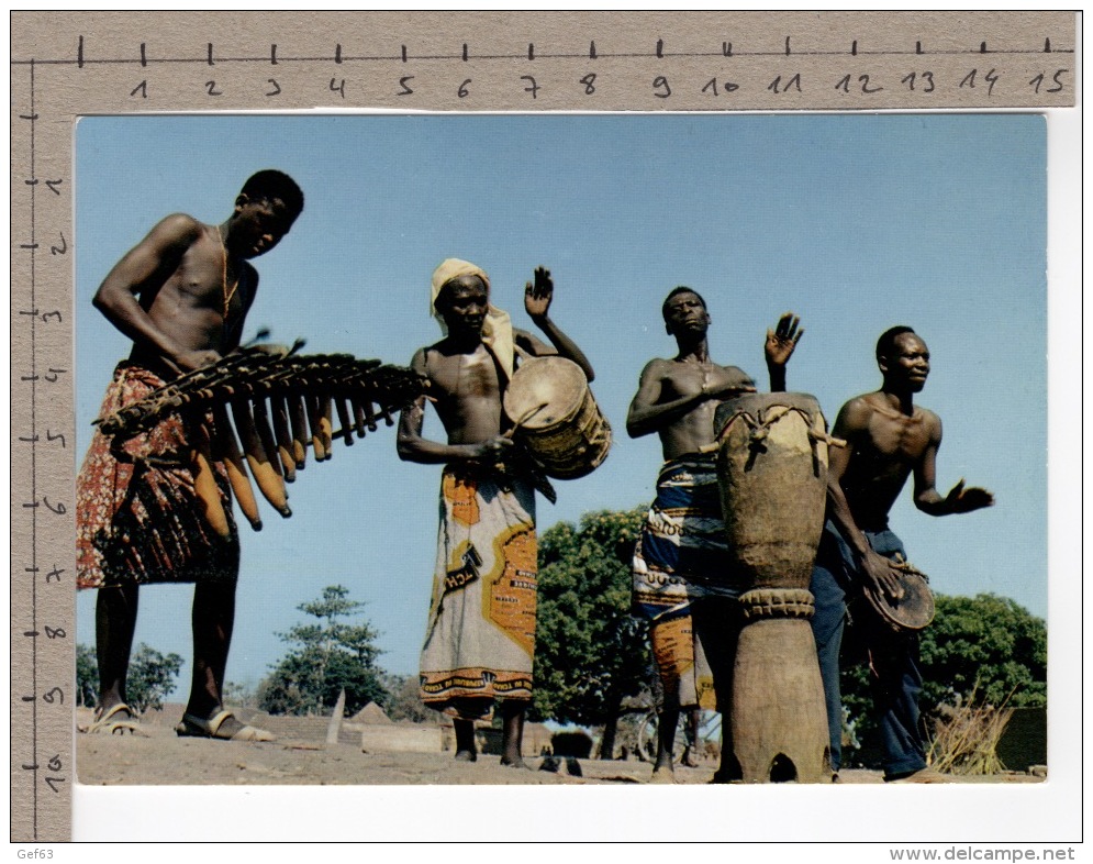 L'Afrique En Couleurs - Séance De Tam-tam / Africa In Pictures - Tam-Tam Performance - Musique