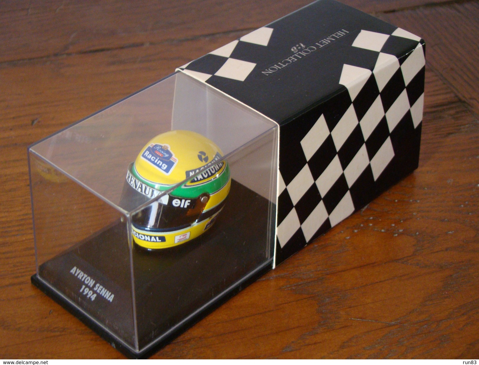 Casque De Pilote De Formule 1 De Ayrton Senna En Metal Boitier D'origine Départ Vente 7.00 Euros - Car Racing - F1