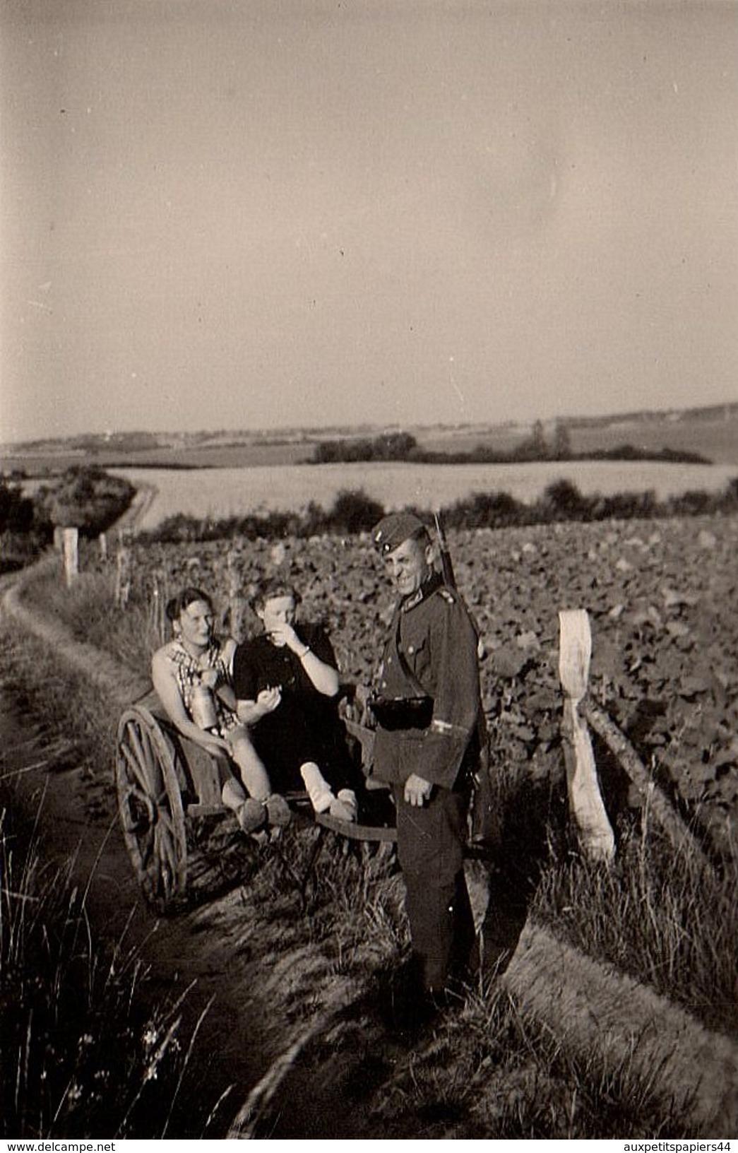 Photo Originale Guerre 1939-45 - Soldat Allemand Tirant Deux Femmes Sur Une Charette, Une Avec Laitière, L'autre Mange - Guerre, Militaire