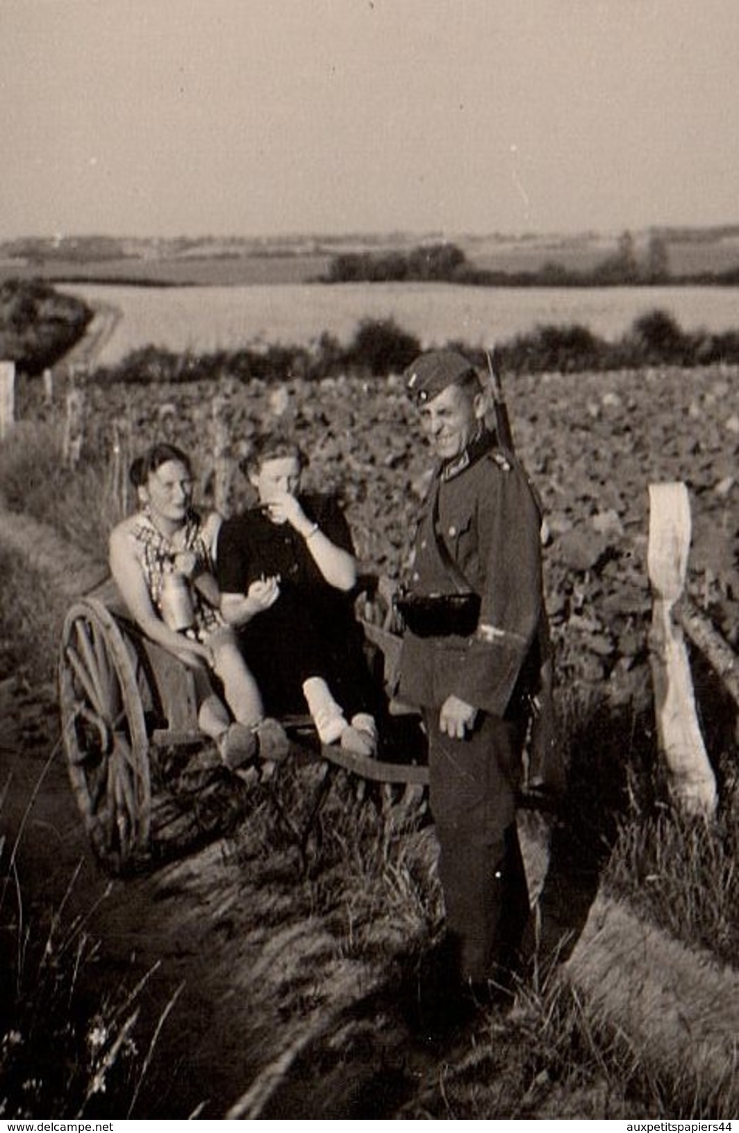 Photo Originale Guerre 1939-45 - Soldat Allemand Tirant Deux Femmes Sur Une Charette, Une Avec Laitière, L'autre Mange - Guerre, Militaire