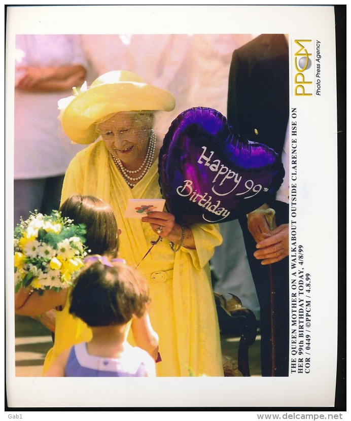 The Queen Mother On A Walkabout Outside Clarence Hse On Her 99th Birthay Today , 4/8/99 - Persone Identificate