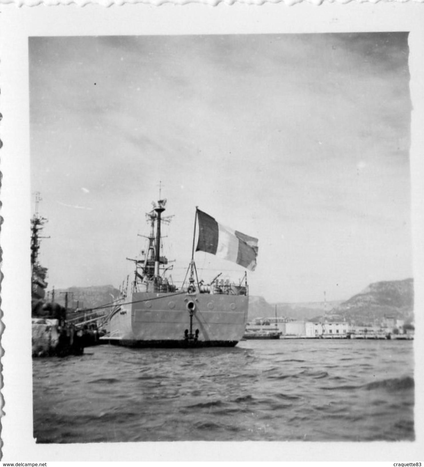 NAVIRE DE GUERRE AU PORT  TOULON?   6,5X6CM - Boats