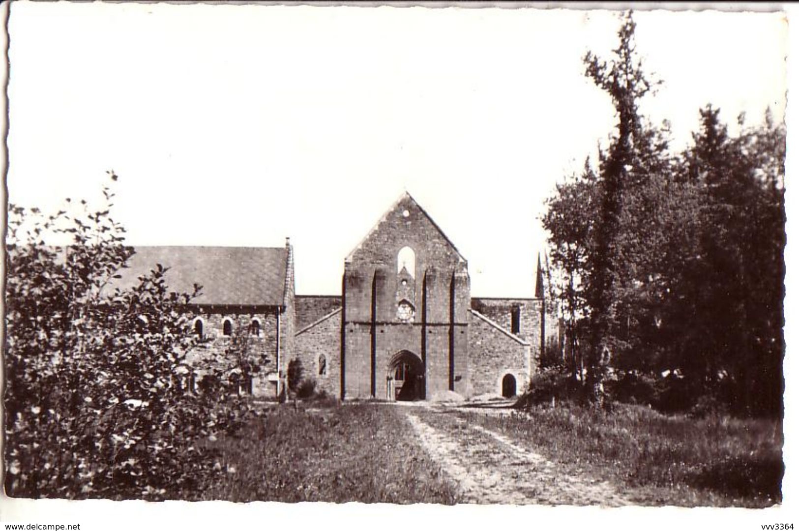 PLENEE-JUGON: Abbaye De BOQUEN - L'Arrivée. Façade Ouest - Plénée-Jugon