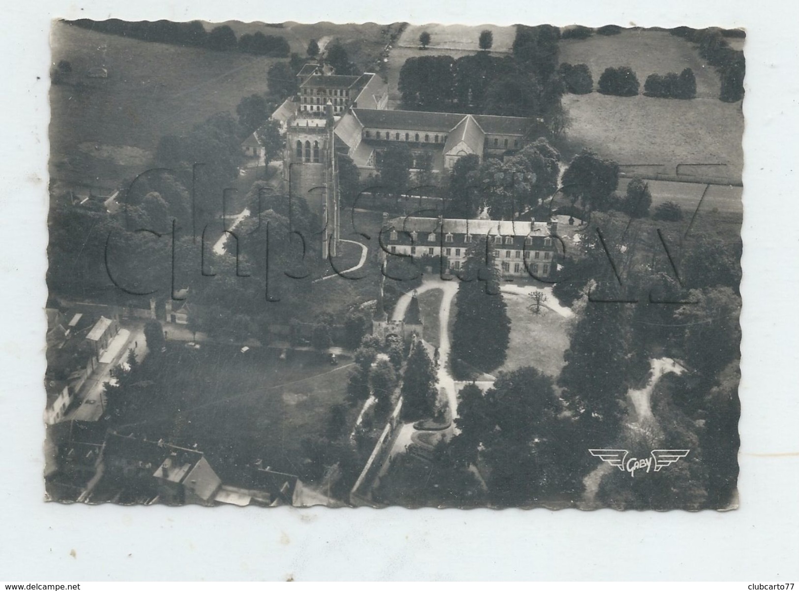 Le Bec-Hellouin (27) : Vue Aérienne Sur L'abbatiale Environ 1950  PF. - Autres & Non Classés