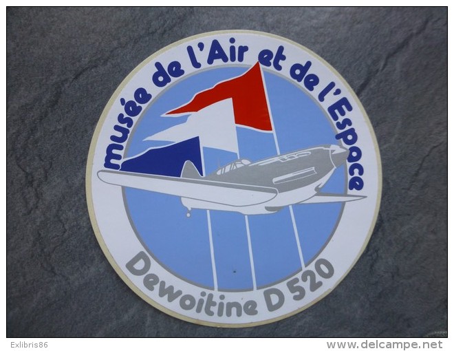 AVIATION Autocollant Le Bourget, Musée De L'air Et De L'espace  DEWOITINE D 520  ; Ref  709 VP 35 - Stickers