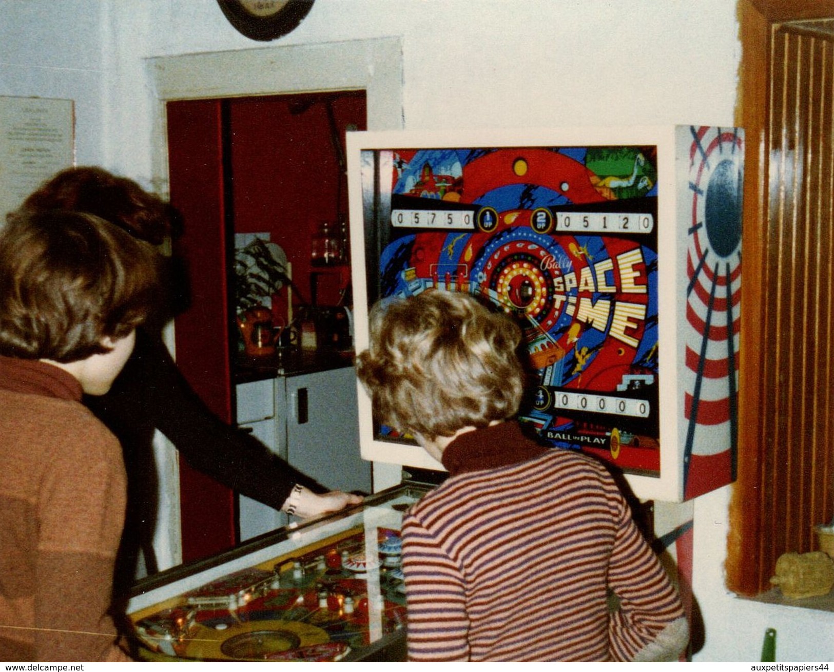 Photo Originale Jeu & Jouet - Flipper Space Time De Bally Né En 1971, Encore Joué En 1981 - Flipper Et Gamins Au Bistrot - Objets