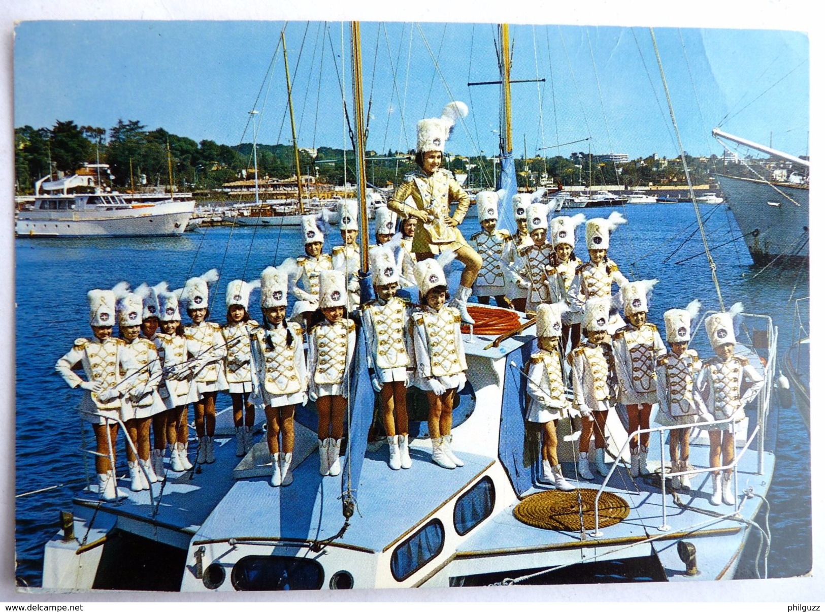 CPM 06 MAJORETTES D'ANTIBES Port Gallice A Juan CARTE POSTALE EDITIONS OSCAR M116 - Autres & Non Classés