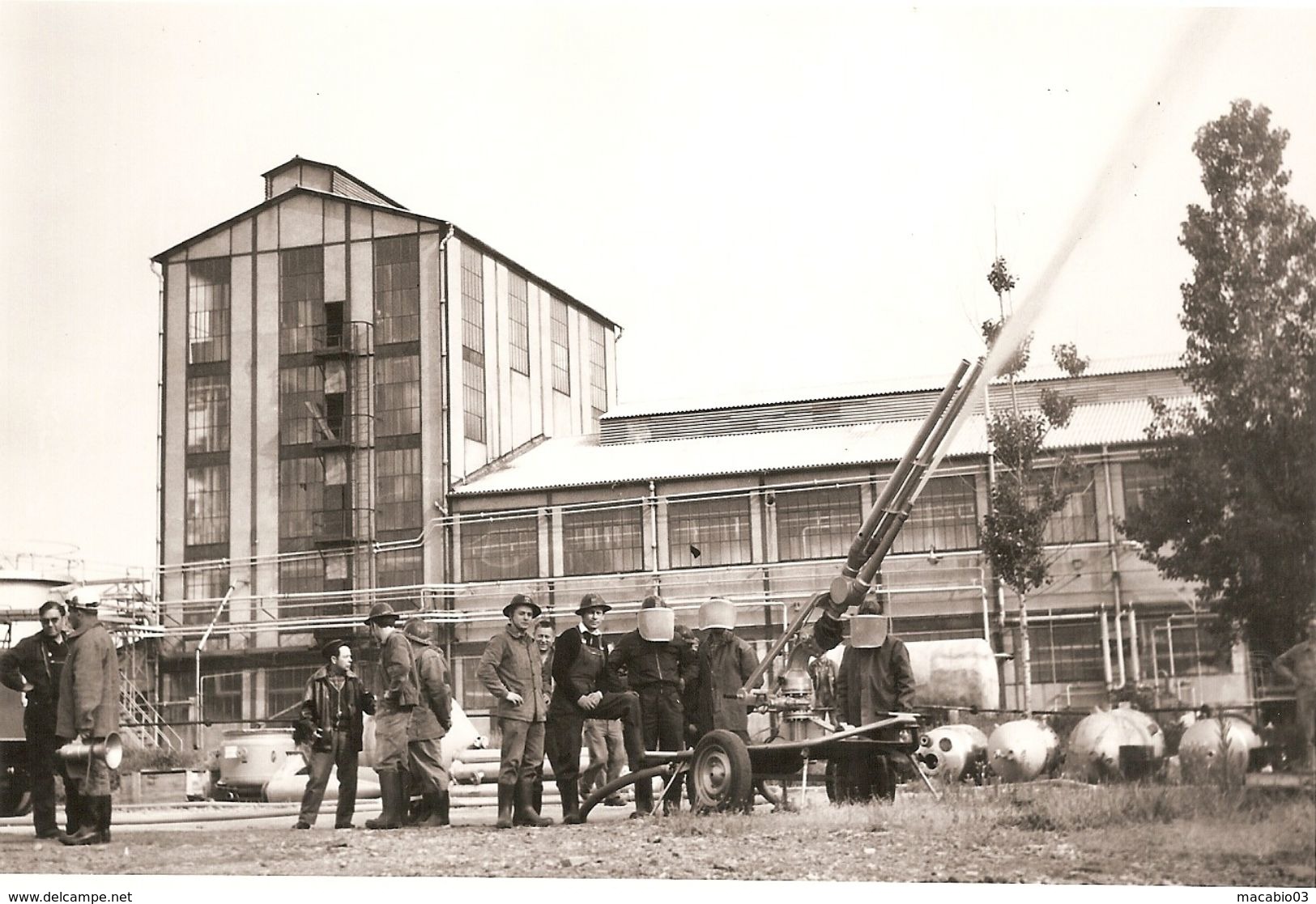 03 ALLIER  :  Commentry Photo De L'usine De L' A.E.C.   Essai Canon à Poudres Dans L'usine Réf AAM - Commentry