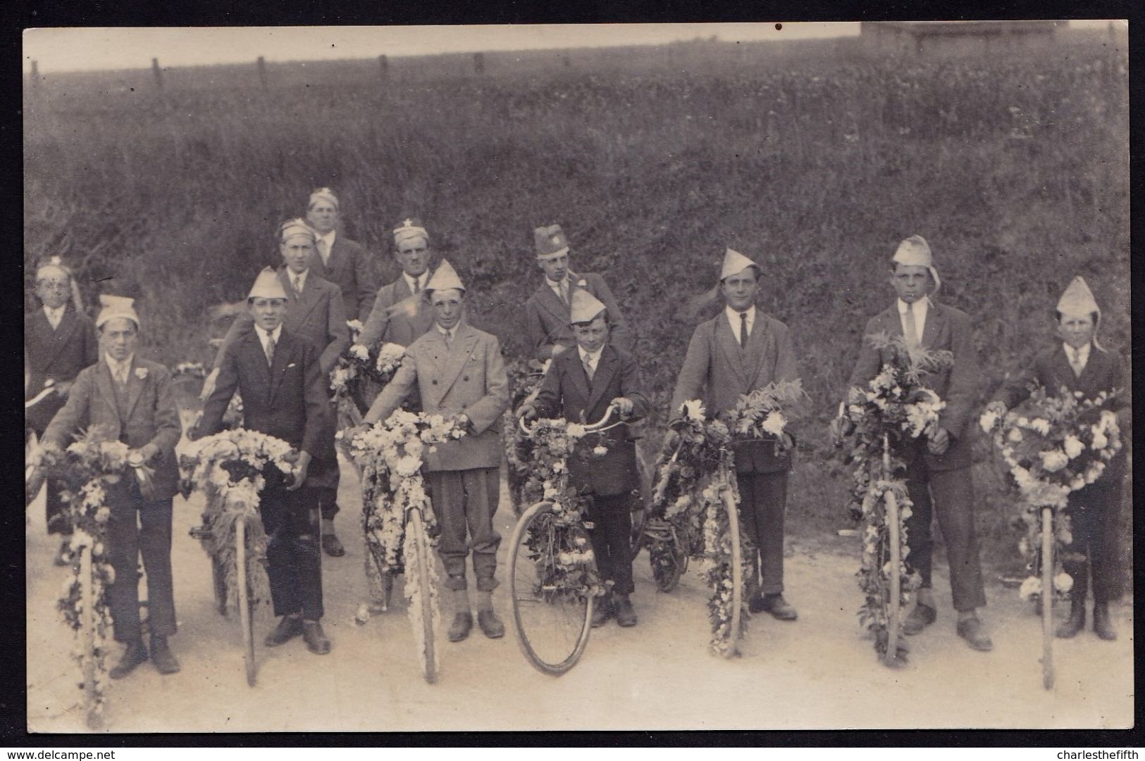 3 X VIEILLE CARTE PHOTO FRANCAISE ( De La Même Série ) A IDENTIFIER - VELO - BICYCLETTE - PROCESSION ? - Antiche (ante 1900)