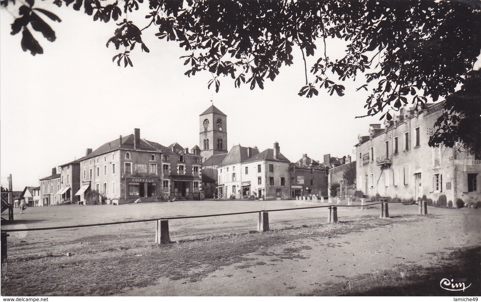 ARGENTON CHATEAU La Place Bergeron Brossard Dominé Par Le Vieux Clocher (Coiffeur ..) CPSM Format CPA - Argenton Chateau