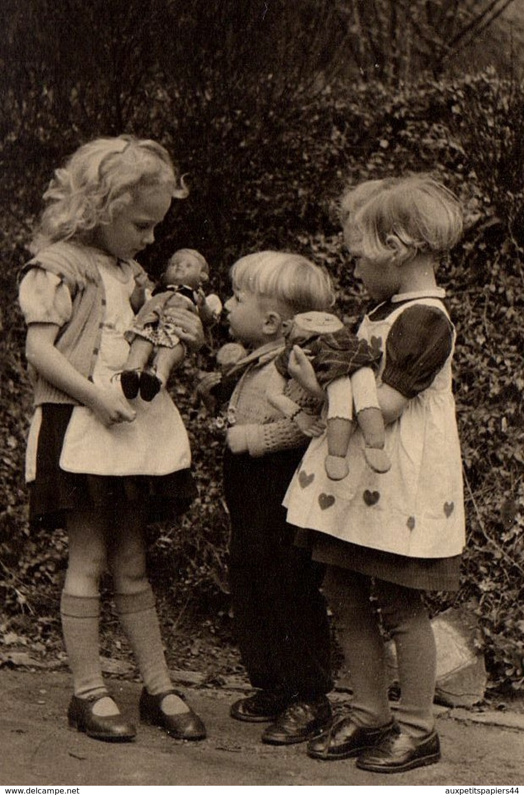 Photo Originale Jeu & Jouet - Rendez-Vous D'Adorables Gamines Avec Leurs Poupées & Baigneurs De Toutes Matières 1950 - Gegenstände