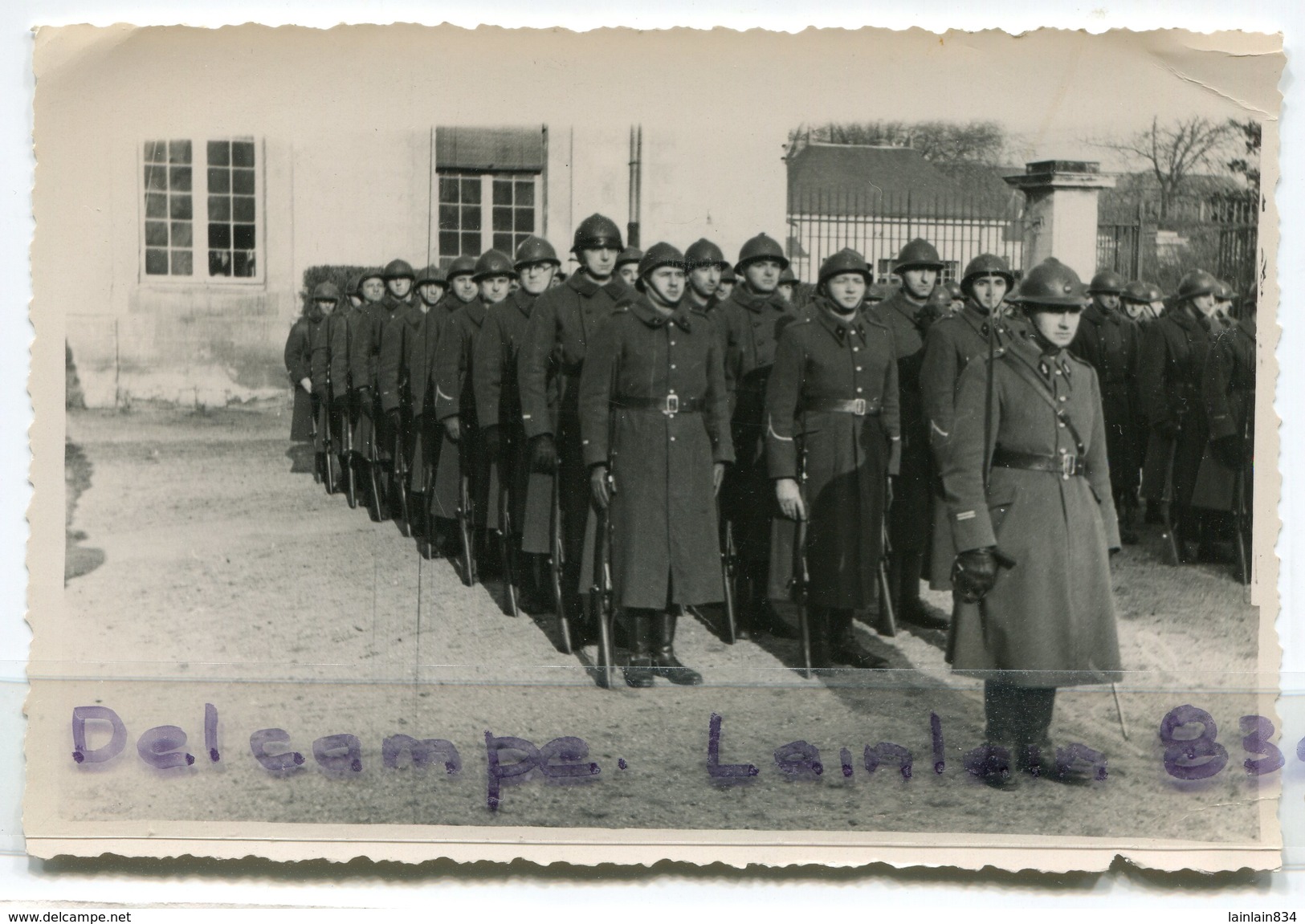 - 2  Photos  Militaires, Soldats Au Rapport, Cours De Caserne, Tenue D'hiver, Format CP, TBE, Scans. - Guerre, Militaire