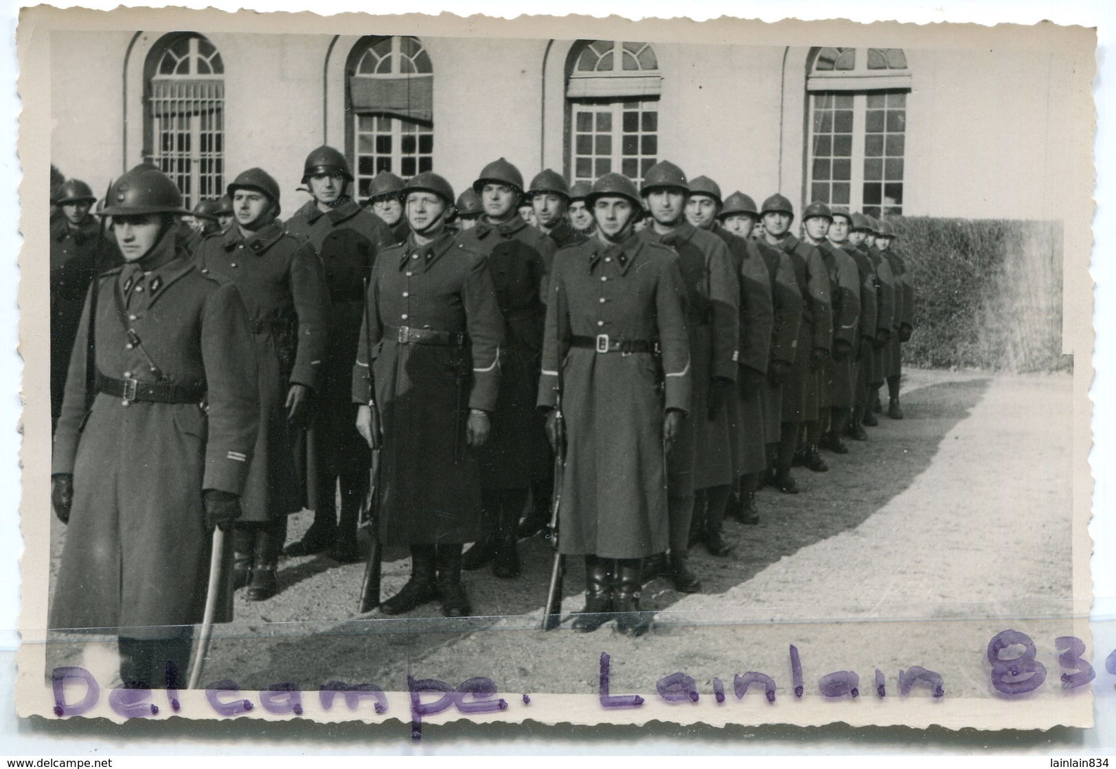 - 2  Photos  Militaires, Soldats Au Rapport, Cours De Caserne, Tenue D'hiver, Format CP, TBE, Scans. - Guerre, Militaire