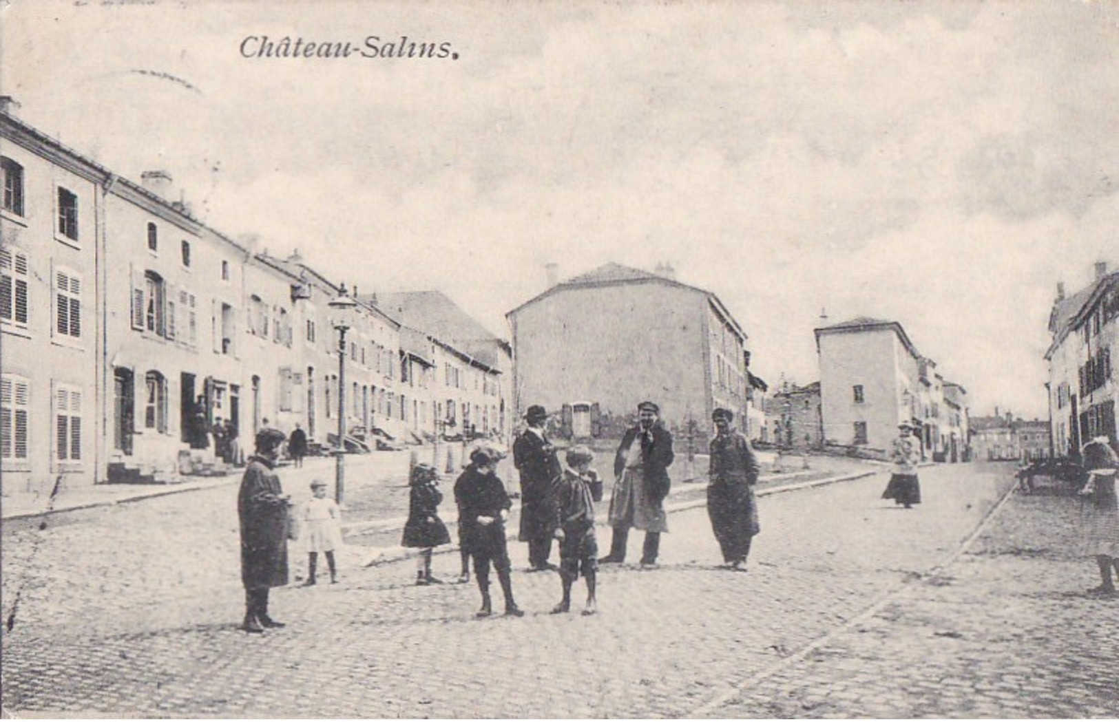 57 CHATEAU SALINS  CPA PHOTO FIACRE  Coin Du Village Animé ENFANTS Maisons Commerce Timbre 1908 - Chateau Salins