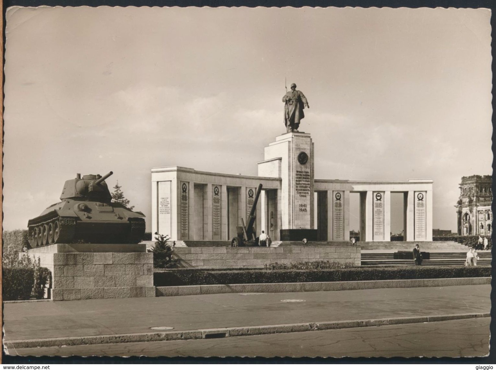 °°° 5110 - GERMANY -  BERLIN - RUSSISCHES EHRENMAL IM TIERGARTEN - 1960 With Stamps °°° - Tiergarten