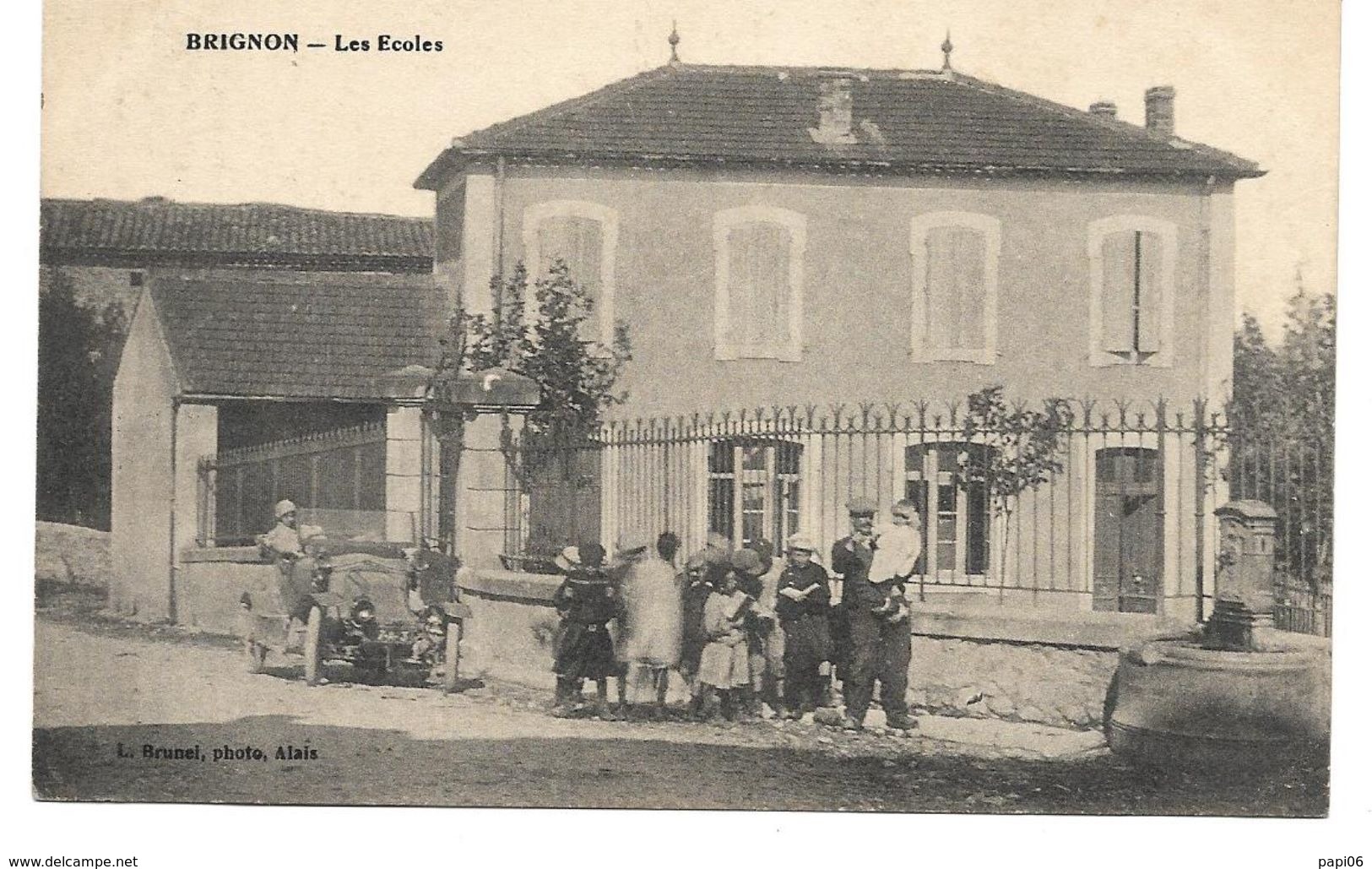 30.- Brignon. Les Ecoles . Belle Animation. Voiture, Fontaine, Enfants - Autres & Non Classés