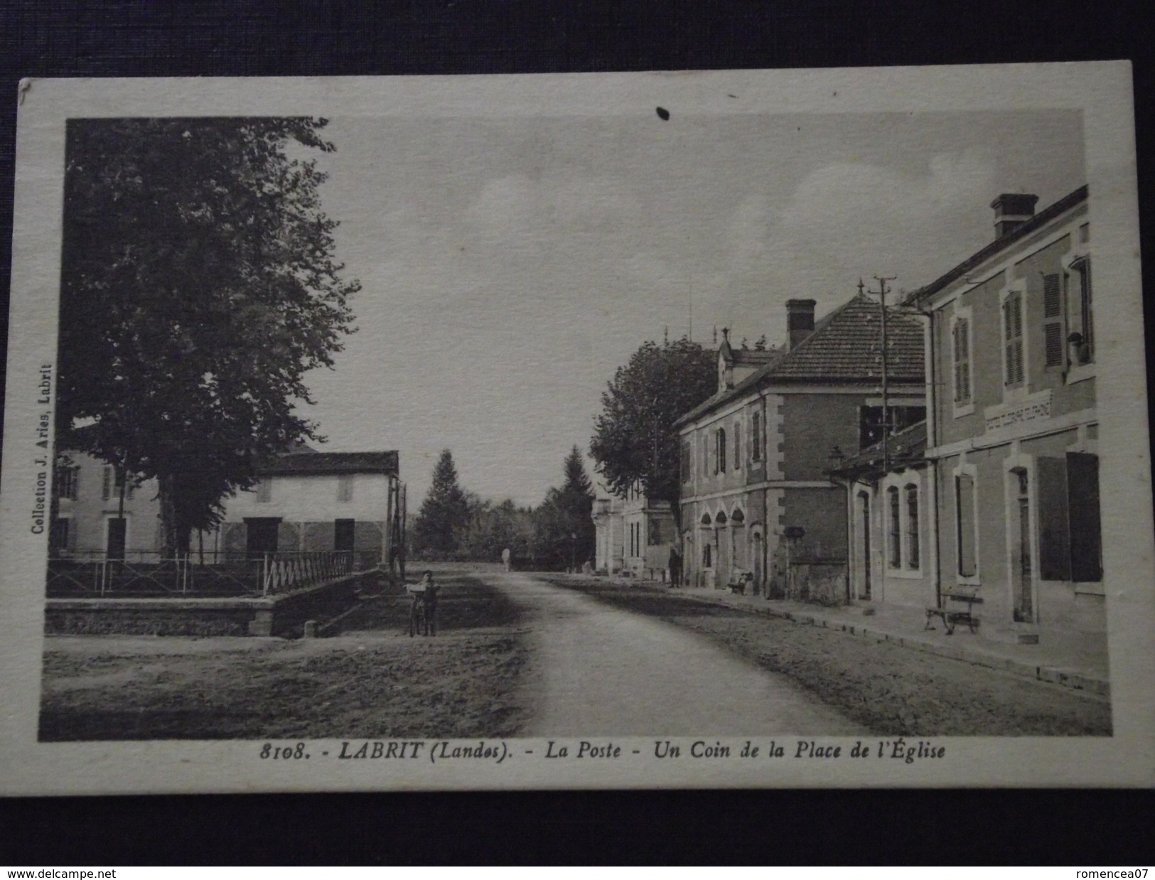 LABRIT (Landes) - La POSTE - Un COIN De La PLACE De L'EGLISE - Animée - Voyagée Le 10 Novembre 1936 - Labrit