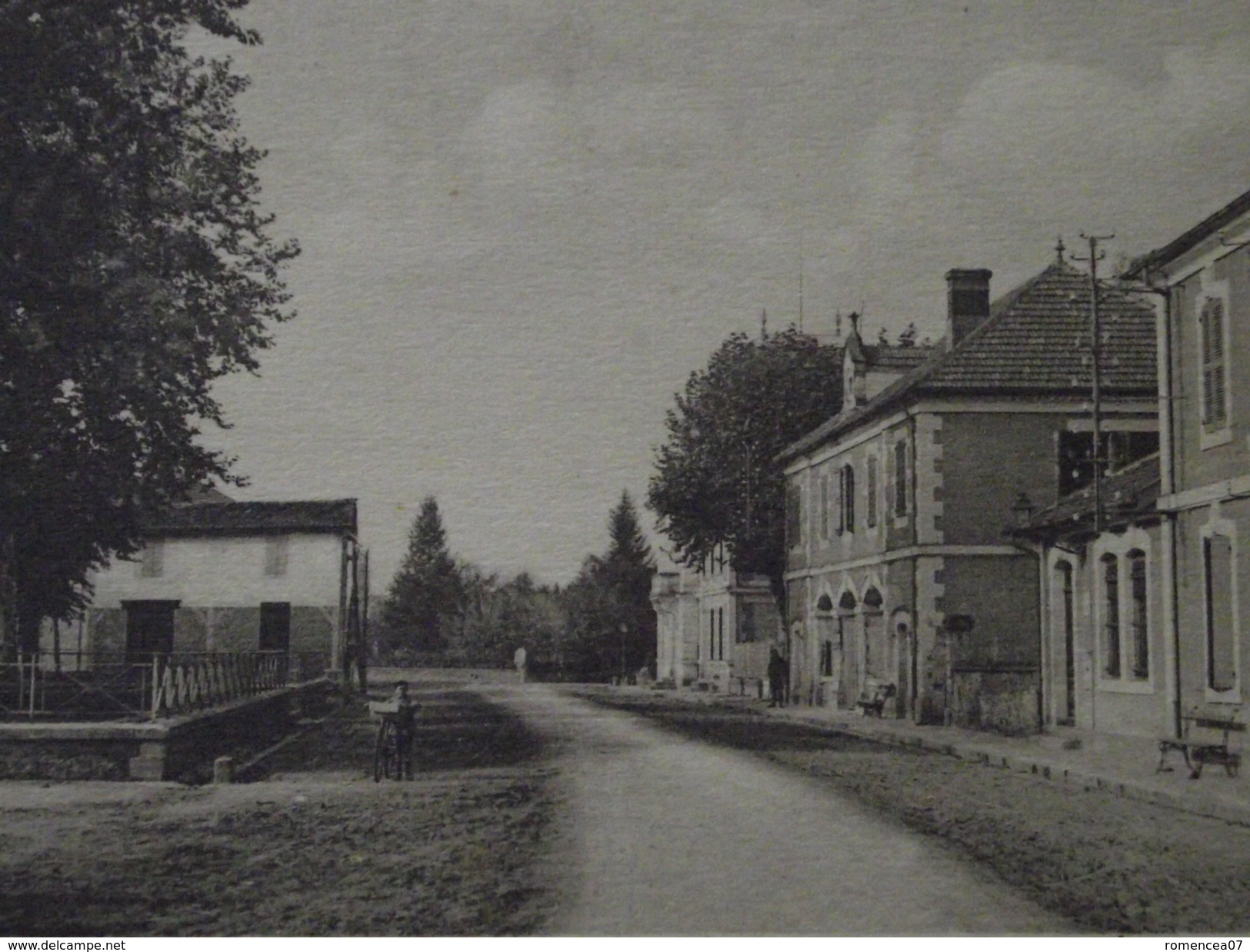 LABRIT (Landes) - La POSTE - Un COIN De La PLACE De L'EGLISE - Animée - Voyagée Le 10 Novembre 1936 - Labrit