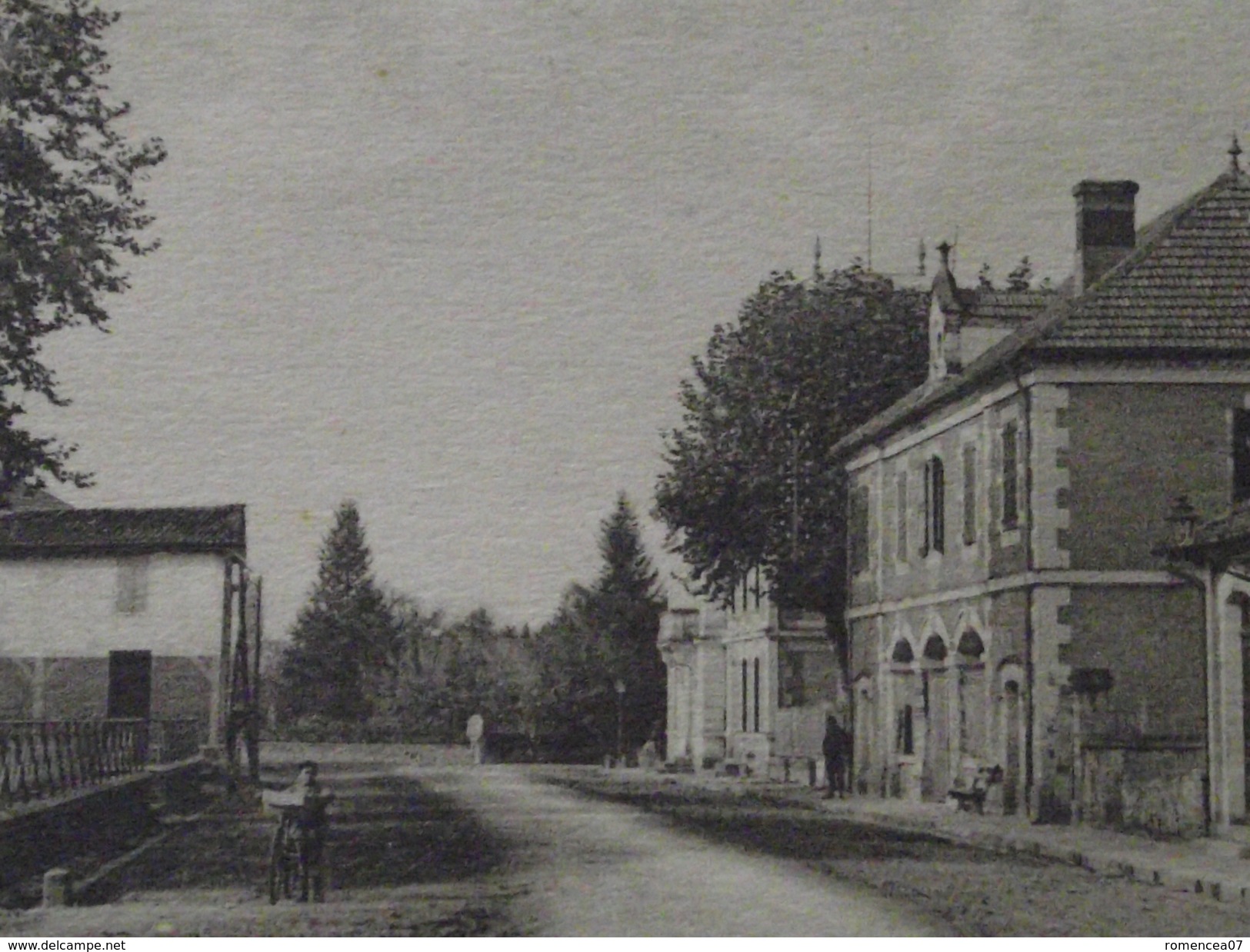 LABRIT (Landes) - La POSTE - Un COIN De La PLACE De L'EGLISE - Animée - Voyagée Le 10 Novembre 1936 - Labrit