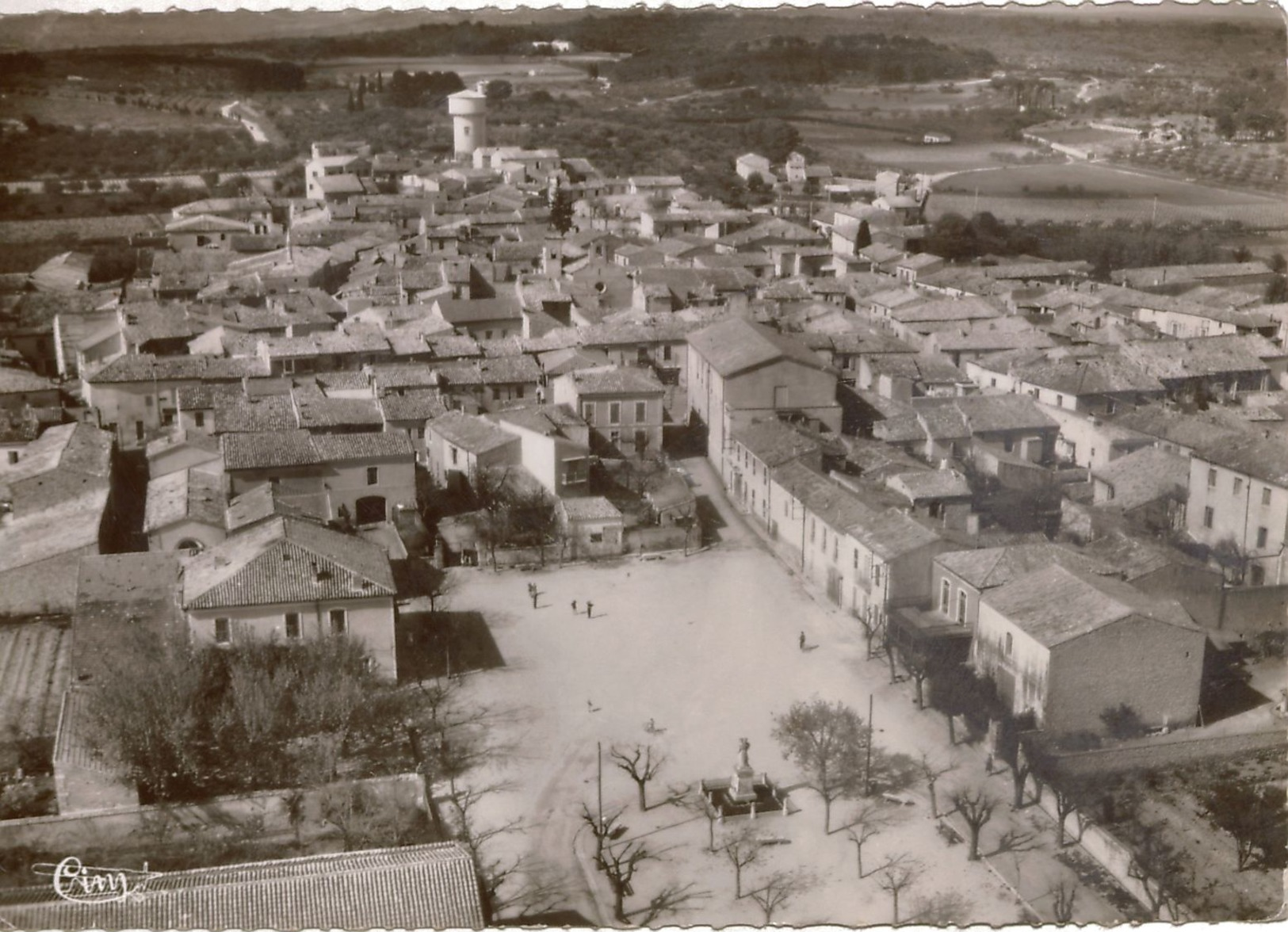 Cpm 30 VERGEZE  Place De La République Et Le Village  Vue Aérienne , 1956 - Vergèze