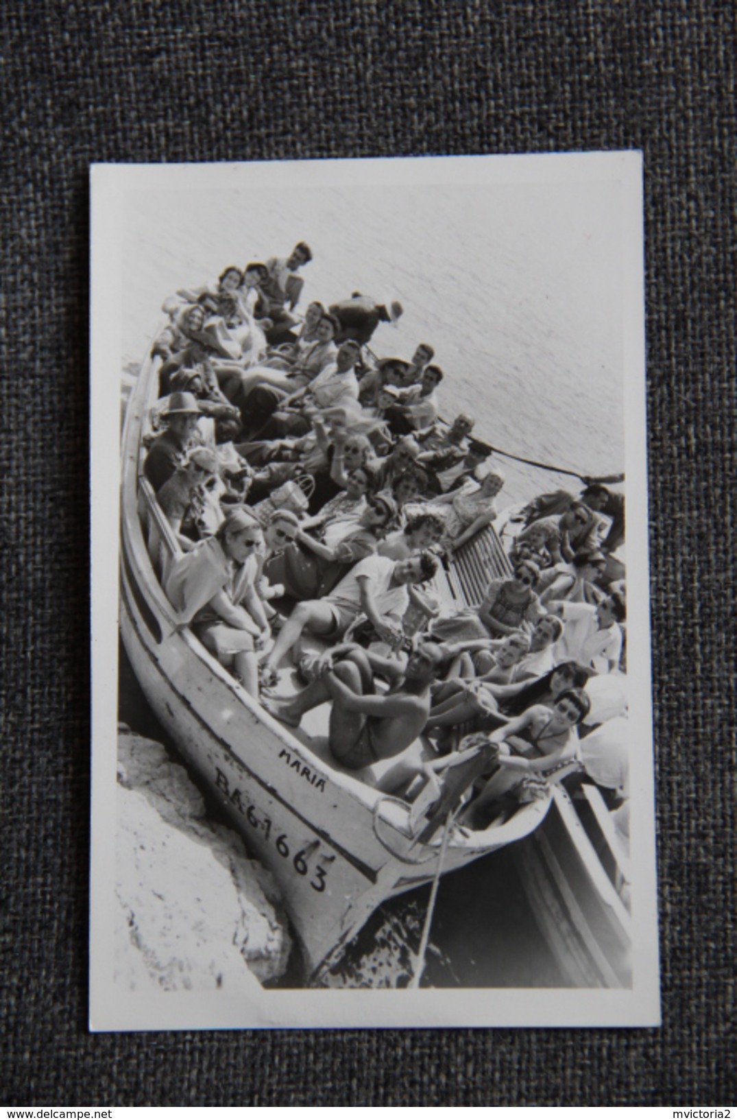 Groupe De Personnes Dans Une Barque "MARIA" - Bateaux