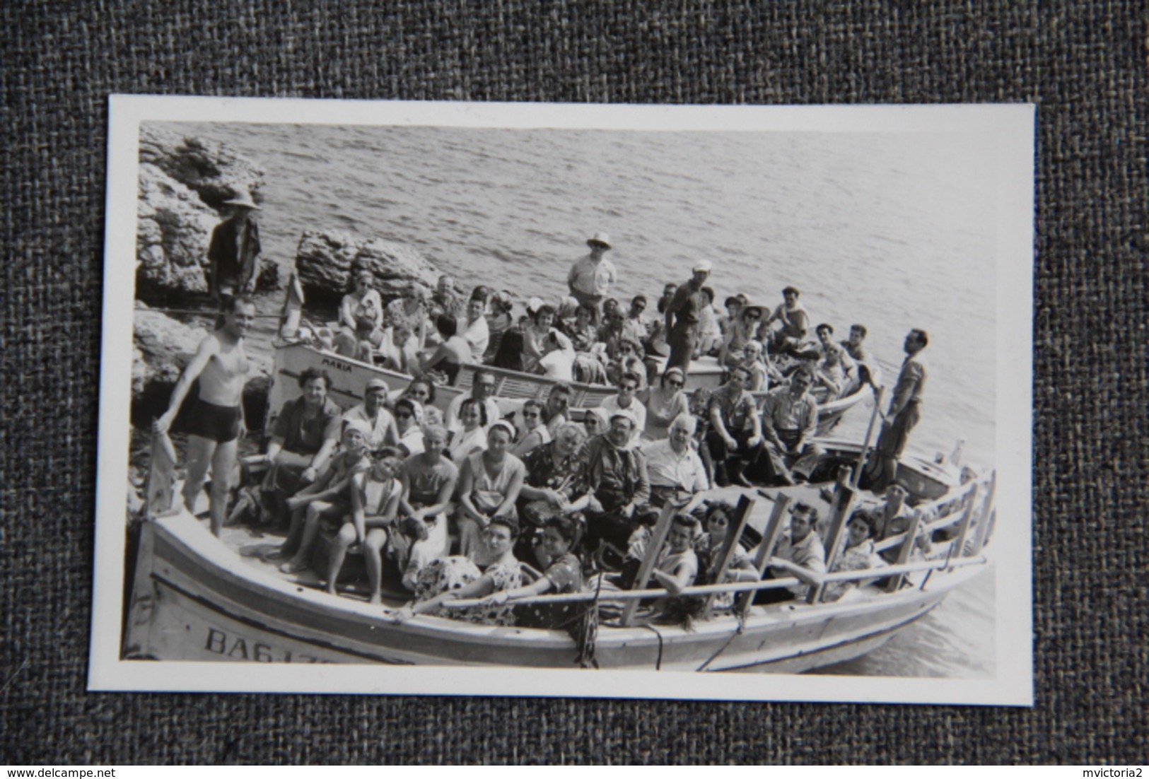 Groupe De Personnes Dans Deux Barques. - Boats