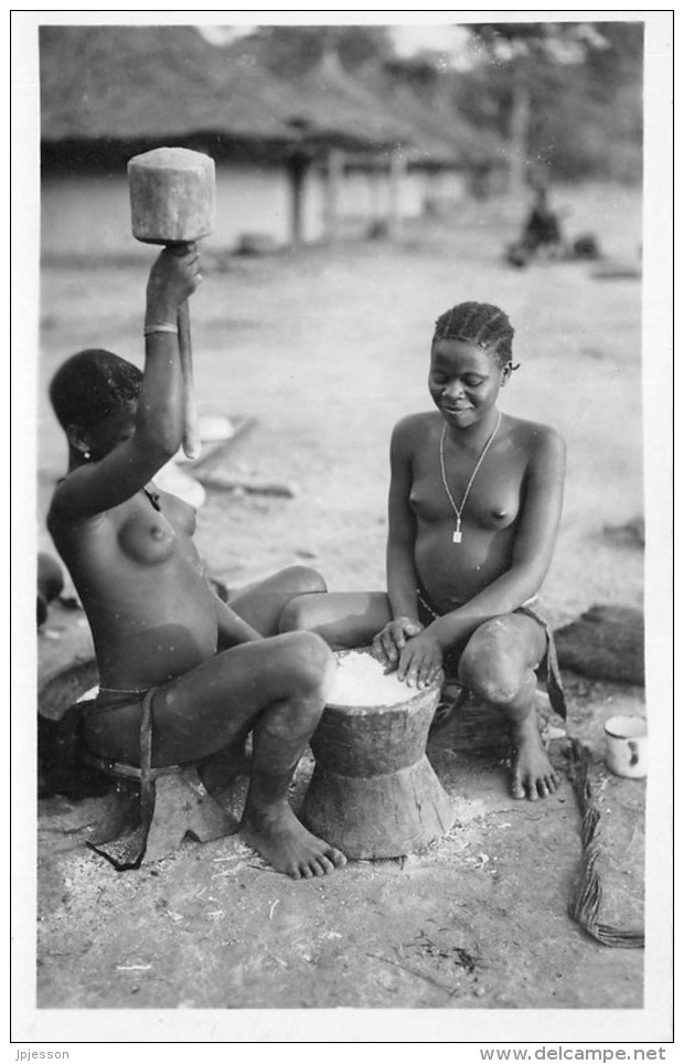 OUBANGUI (A.E.F.)    PREPARATION DU MANIOC  NUS FEMININS - Central African Republic