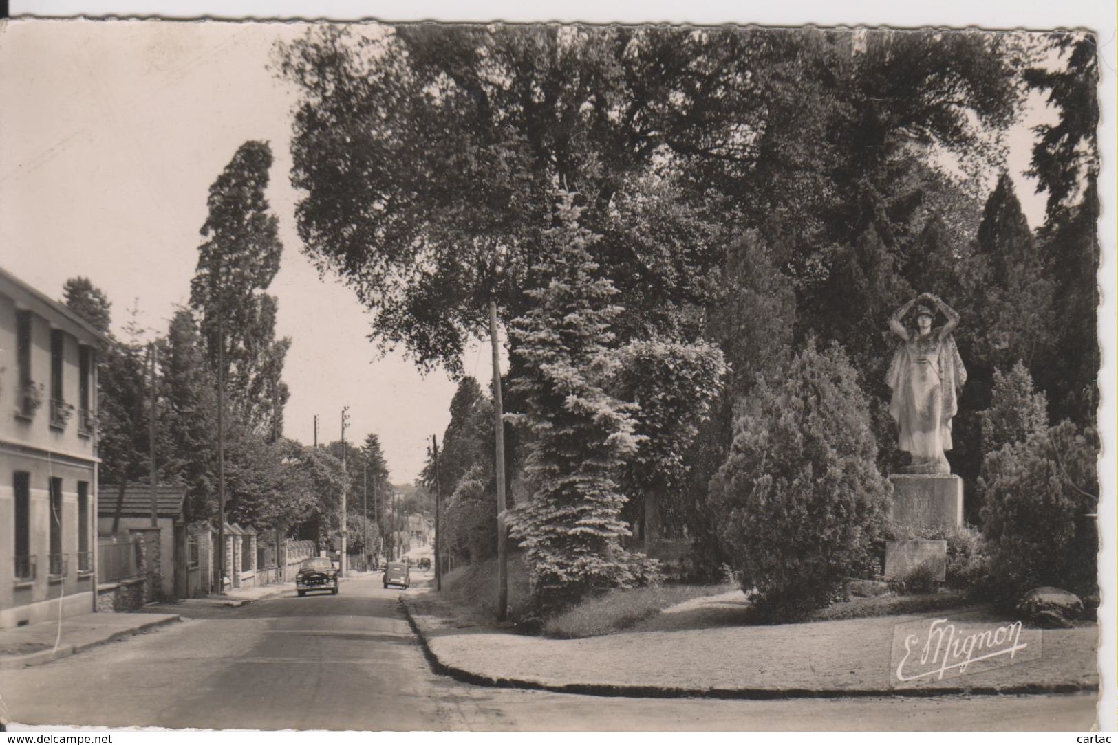 D77 - BOIS LE ROI - L'AVENUE FOCH ET LE MONUMENT AUX MORTS - CPSM Petit Format - (VEHICULES ANCIENS) - Bois Le Roi