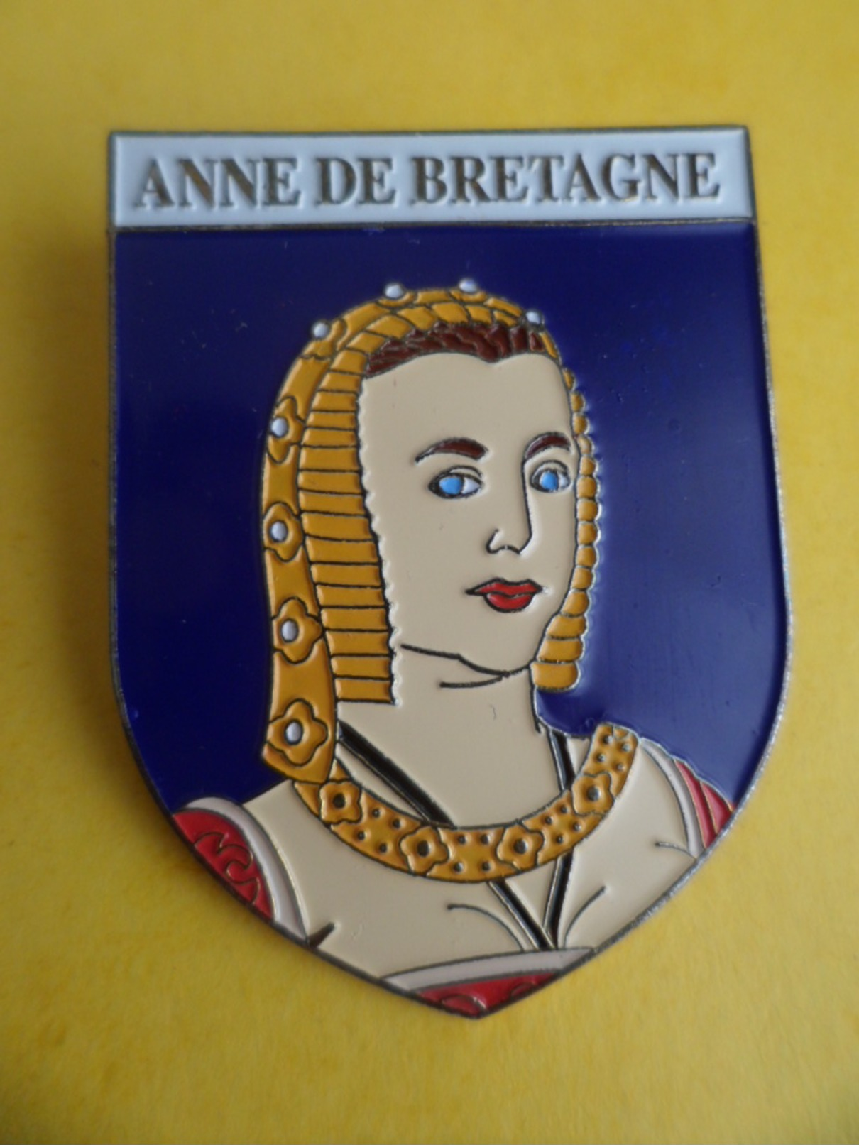 No Pins BROCHE Des ROIS Et REINES De France ANNE DE BRETAGNE - Ed. ATLAS - Berühmte Personen