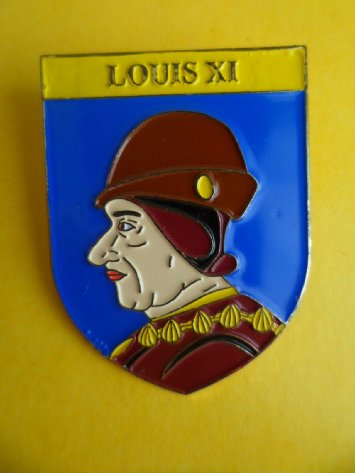 No Pins BROCHE Des ROIS Et REINES De France  LOUIS XI - Ed. ATLAS - Personajes Célebres