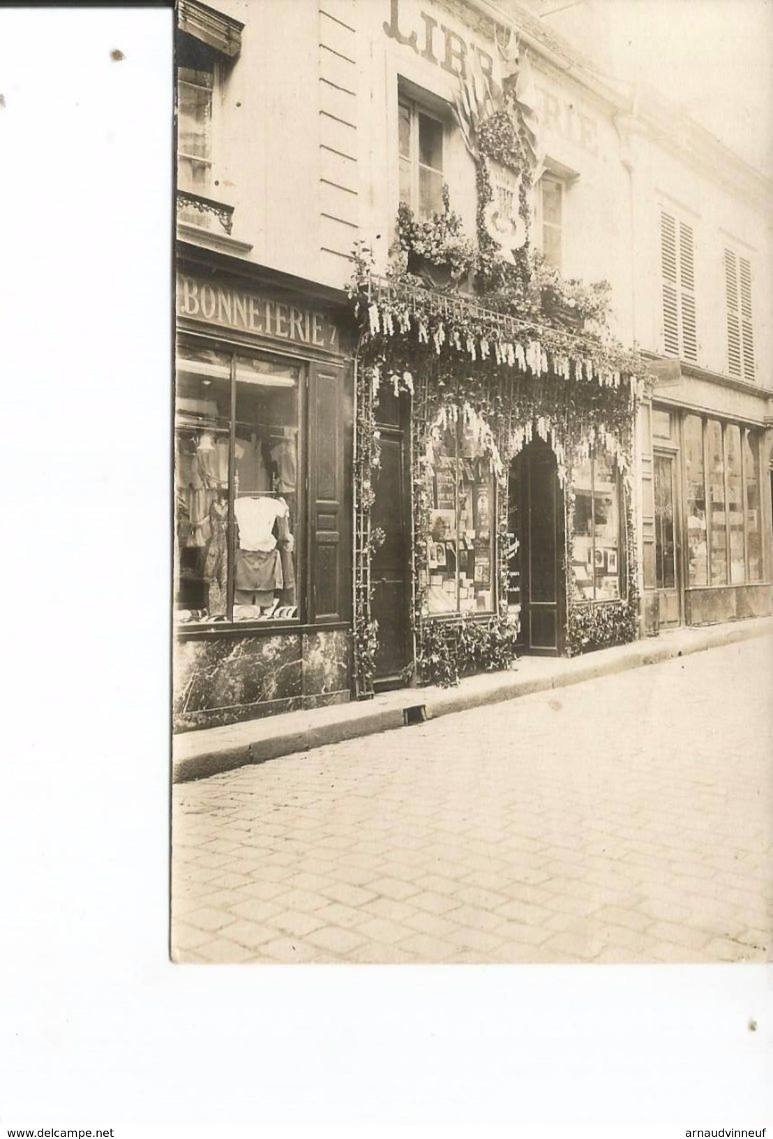 CARTE PHOTO DEVANTURE DE LIBRAIRIE MAIS OU ?? - A Identifier